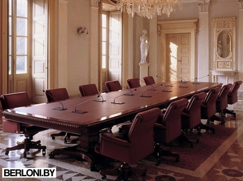 Большой стол для совещаний G7 